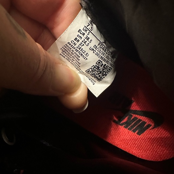 Nike Black and Red Sneakers - Picture 6 of 8